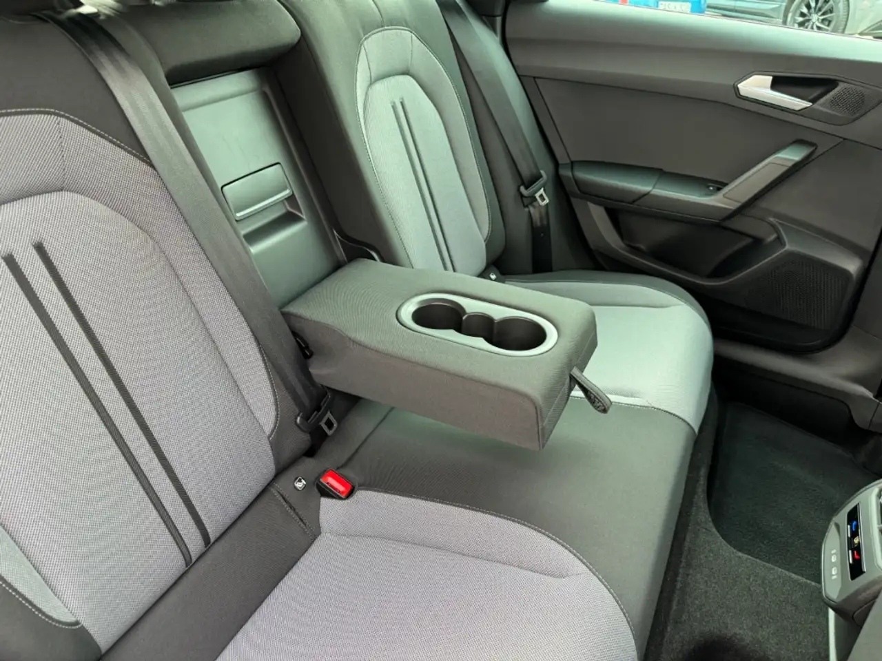 SEAT Leon Sportstourer 1.0 TSI Style Edition Acc e.Hk Shz Ke — Vehicle gallery 35