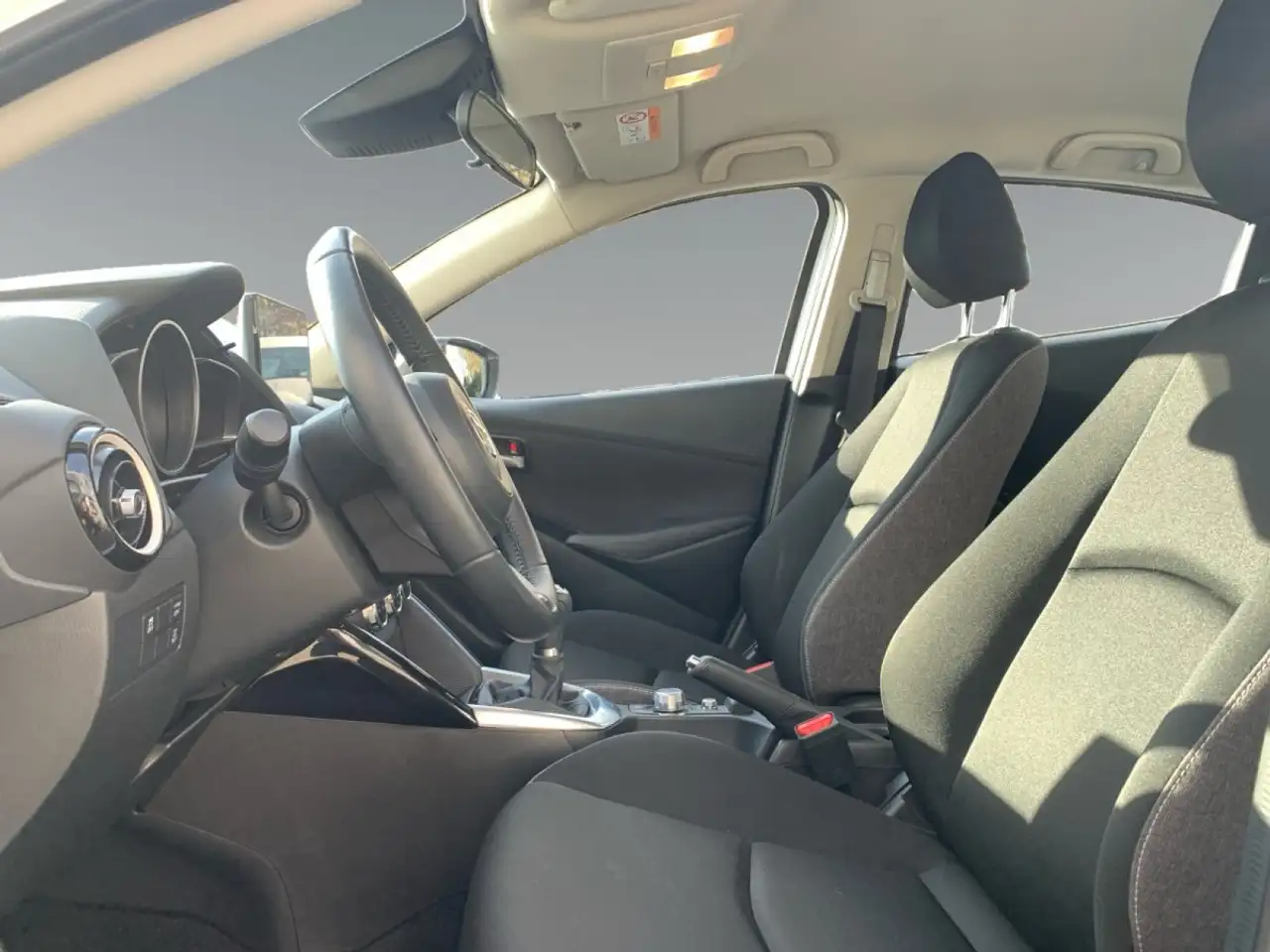 Mazda 2 1.5 SKYACTIV-G 90 Center-Line (EURO 6d) CONVENIENC — Galerie du véhicule 9