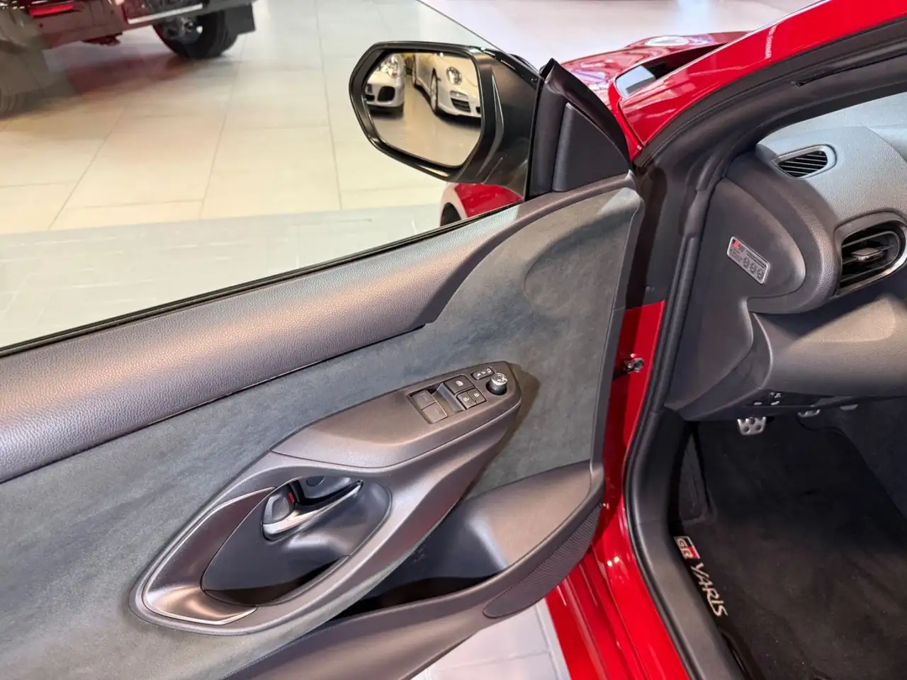 Toyota Yaris GR 1 of 300 WRC Triple Edition 1-HAND~RFK — معرض صور السيارة 15