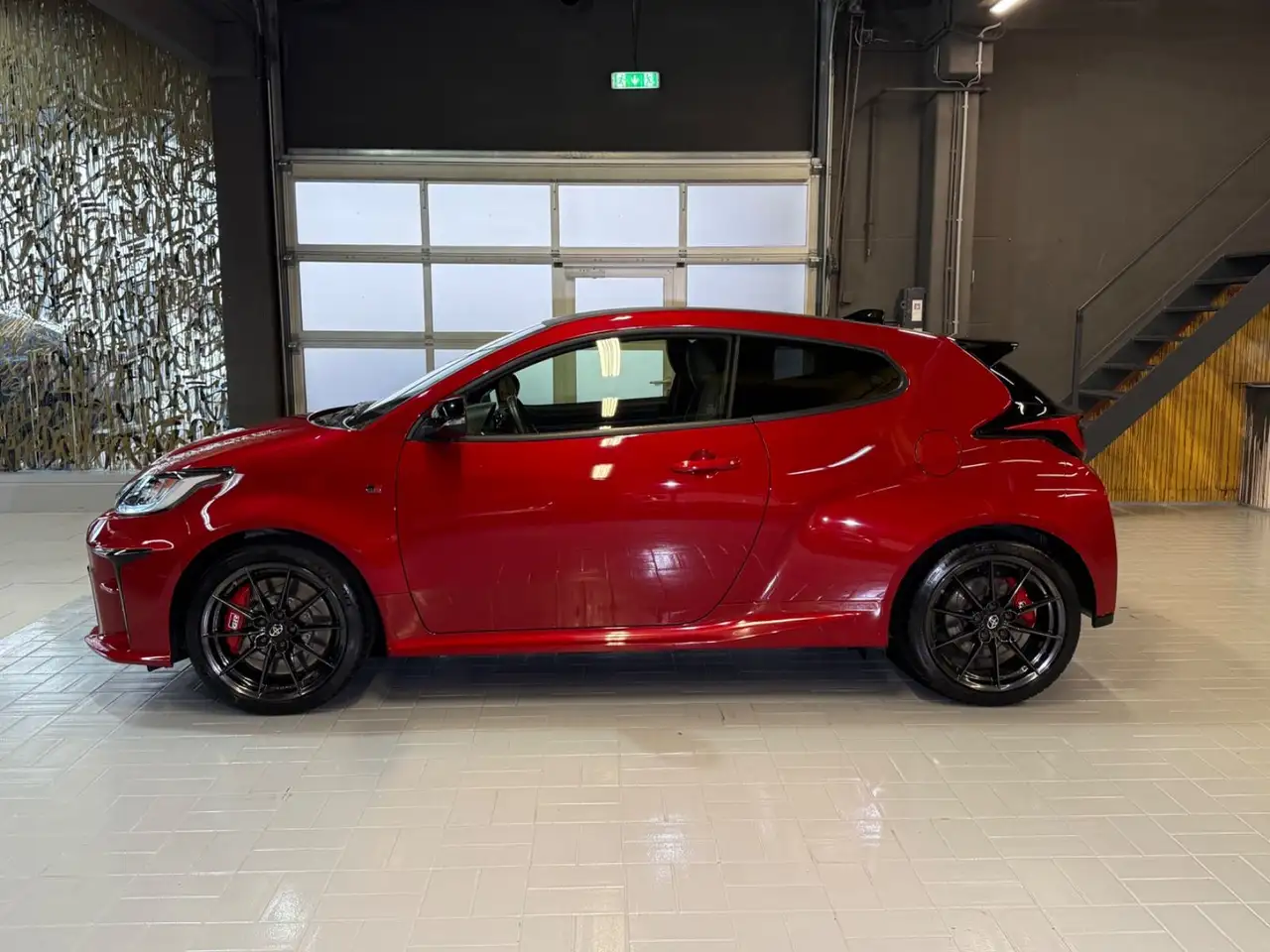 Toyota Yaris GR 1 of 300 WRC Triple Edition 1-HAND~RFK — معرض صور السيارة 4
