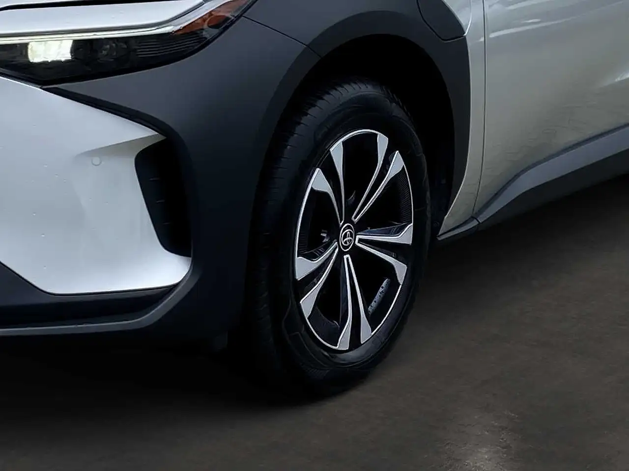 Toyota bZ4X FWD KAMERA SHZ AHK — معرض صور السيارة 13