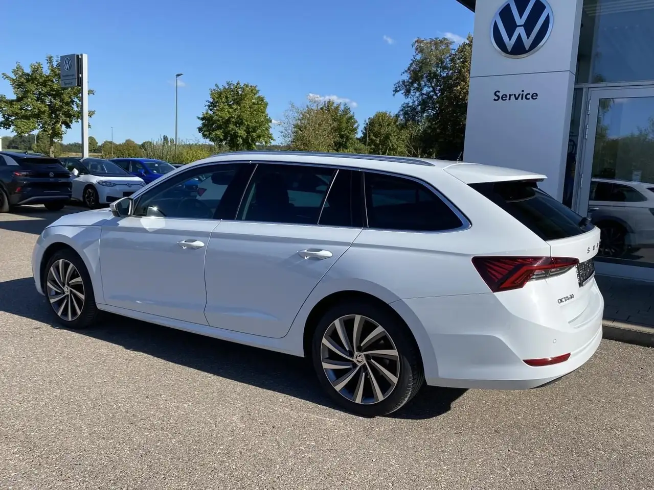 Skoda Octavia Combi 1.5 eTSI DSG AHK+EL.HECK+HEAD-UP+S — Galería del vehículo 3