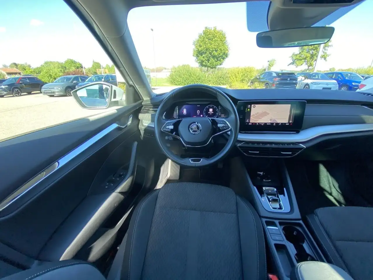 Skoda Octavia Combi 1.5 eTSI DSG AHK+EL.HECK+HEAD-UP+S — Galería del vehículo 12