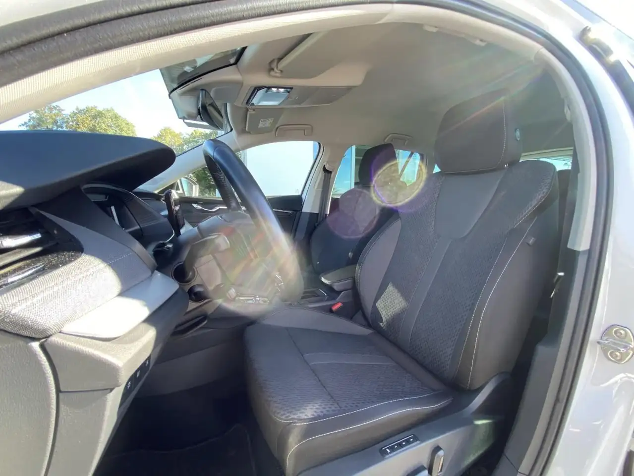 Skoda Octavia Combi 1.5 eTSI DSG AHK+EL.HECK+HEAD-UP+S — Galería del vehículo 9