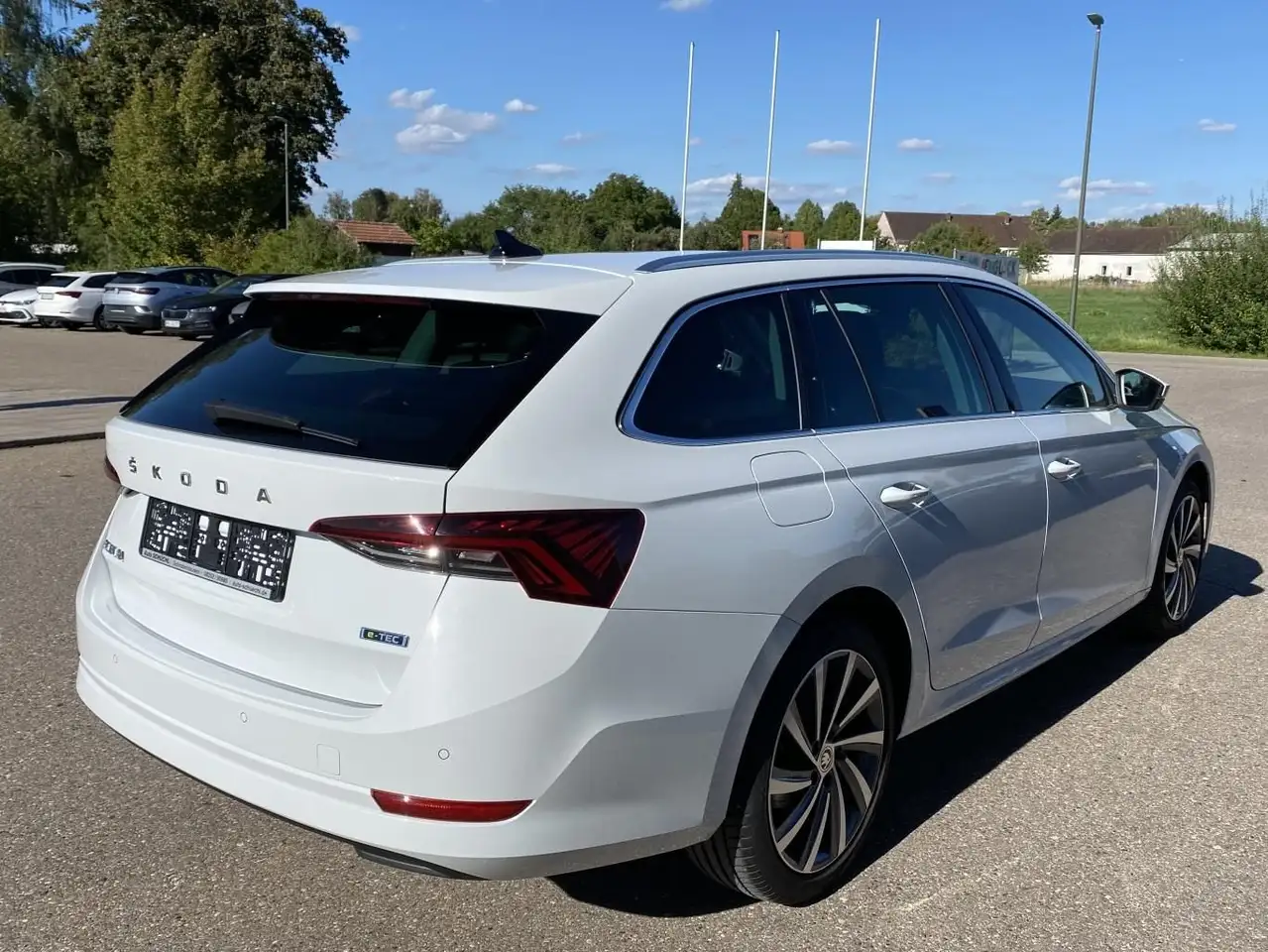 Skoda Octavia Combi 1.5 eTSI DSG AHK+EL.HECK+HEAD-UP+S — Galería del vehículo 6