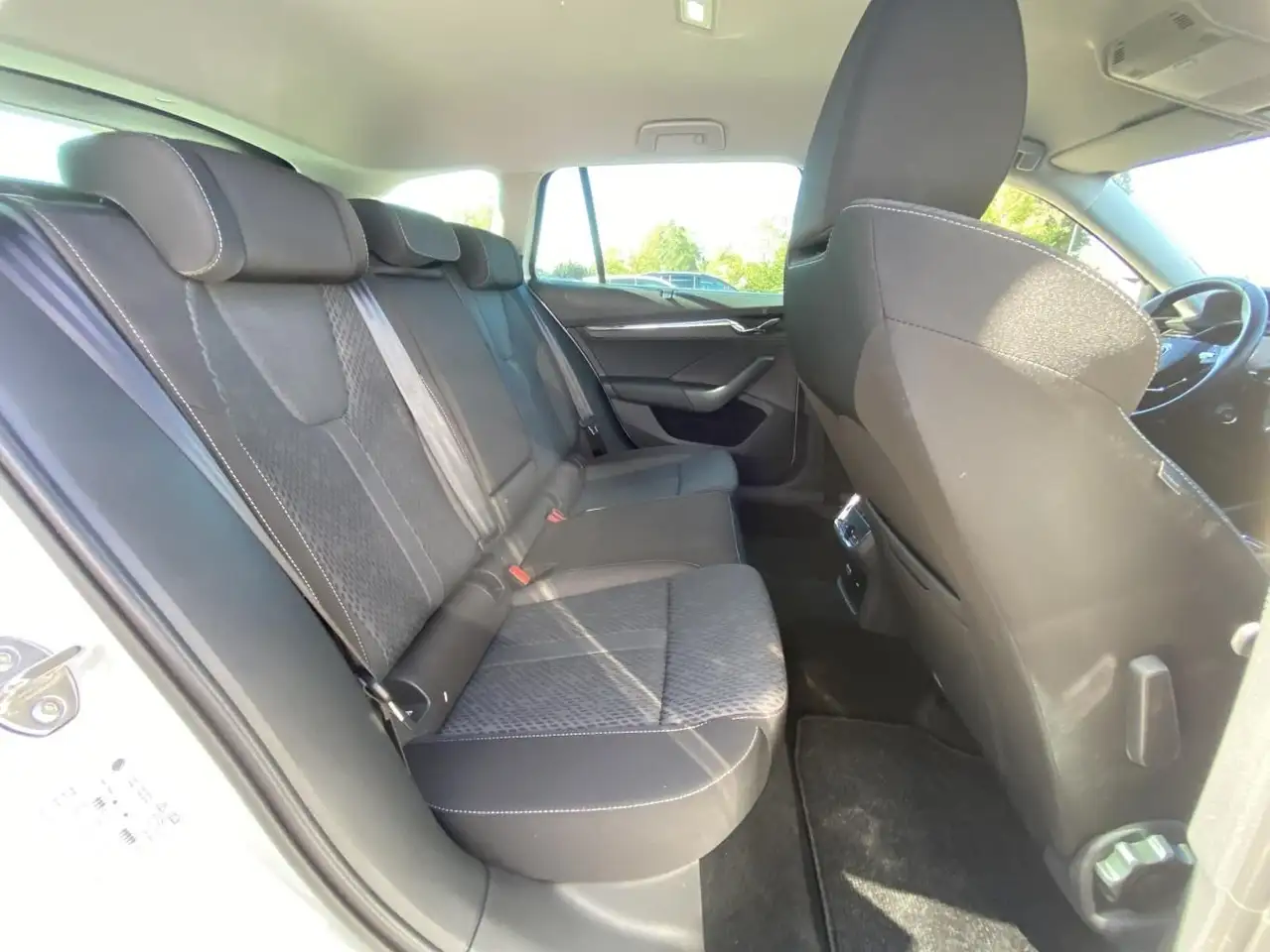 Skoda Octavia Combi 1.5 eTSI DSG AHK+EL.HECK+HEAD-UP+S — Galería del vehículo 17