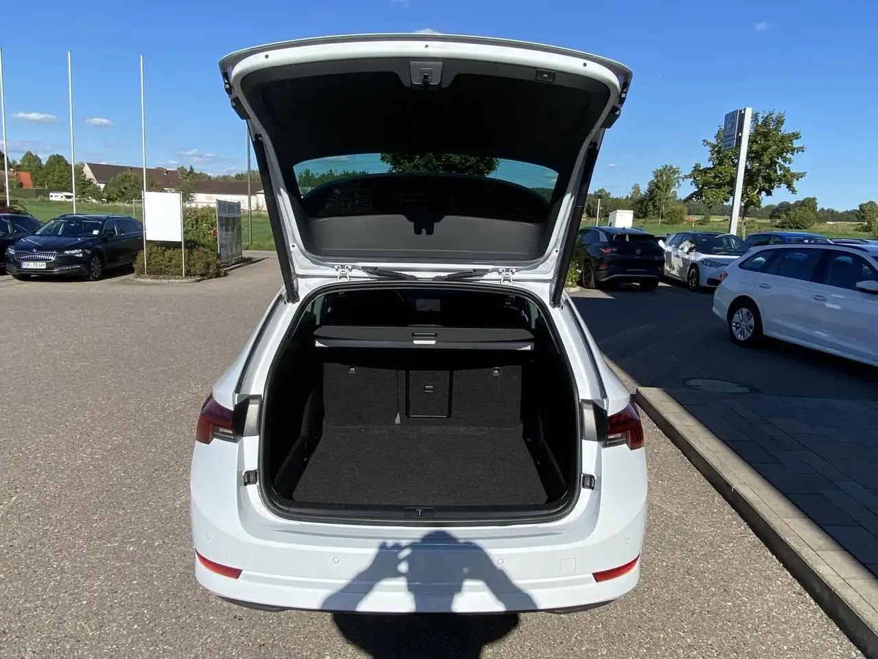 Skoda Octavia Combi 1.5 eTSI DSG AHK+EL.HECK+HEAD-UP+S — Galería del vehículo 15