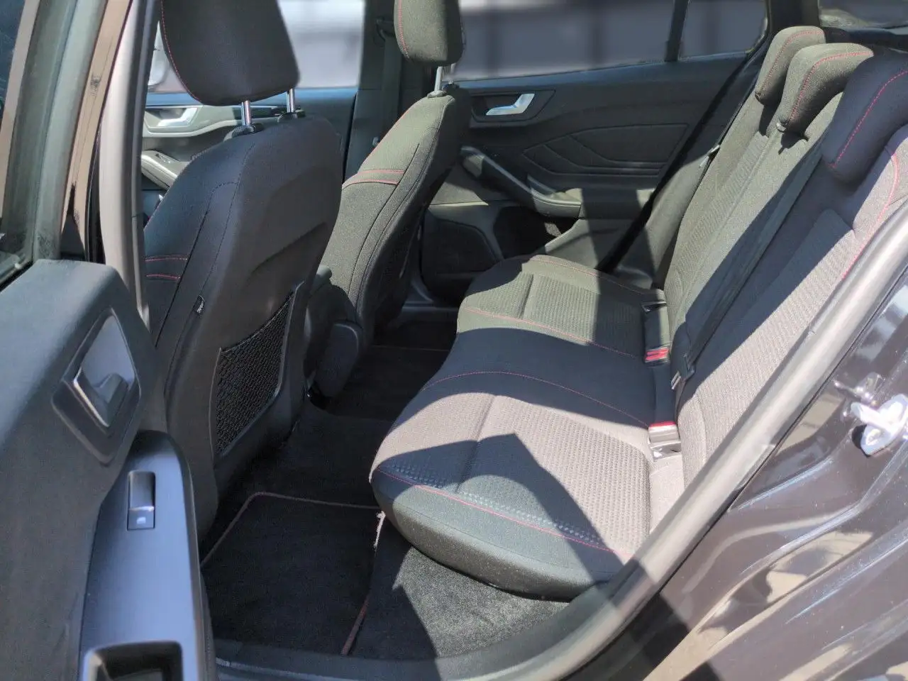 Ford Focus Turnier 1.0 EcoBoost ST-Line X Automatik LED — Vehicle gallery 17