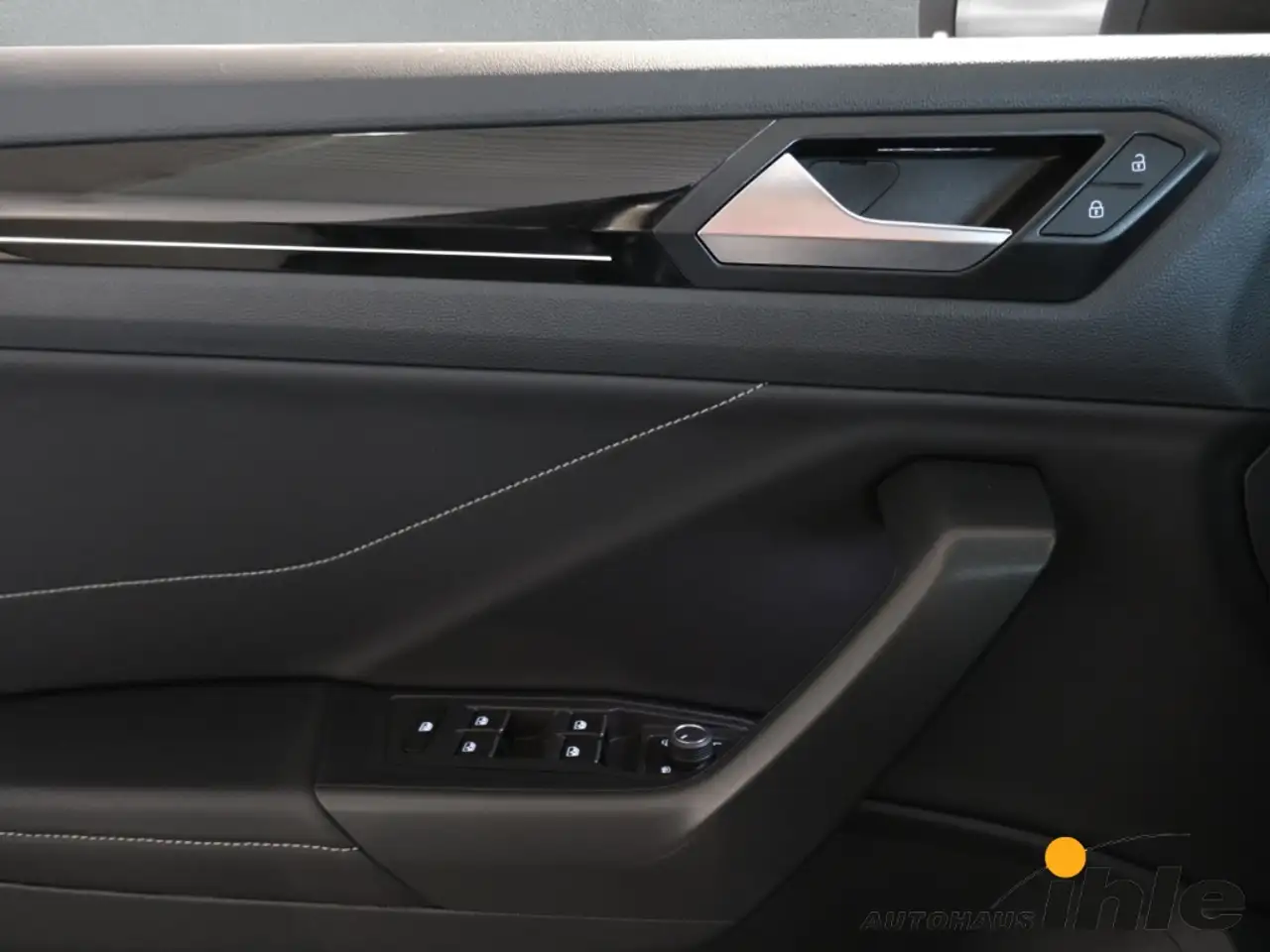 Volkswagen T-Roc R-Line 1,5 TSI DSG AHK+IQ-LIGHT+LEDERPAKET — معرض صور السيارة 10