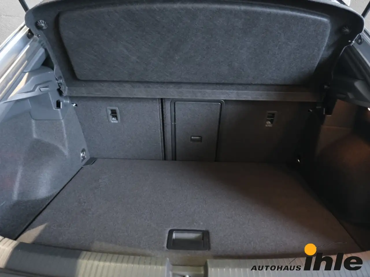Volkswagen T-Roc R-Line 1,5 TSI DSG AHK+IQ-LIGHT+LEDERPAKET — معرض صور السيارة 8