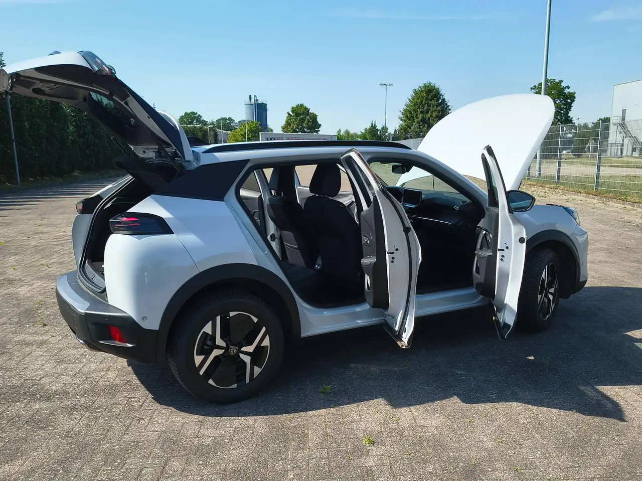 Peugeot 2008 Allure Automatik 131 Navigation Top Zustand — Vehicle gallery 12