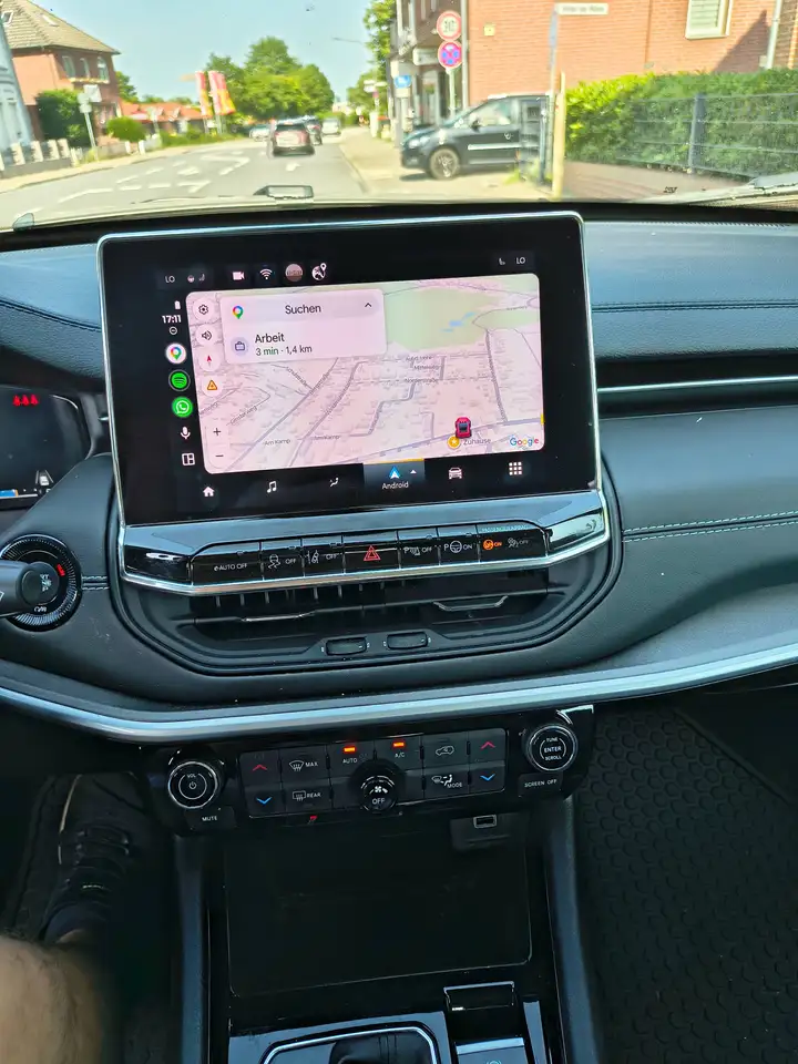 Peugeot 2008 Allure Automatik 131 Navigation Top Zustand — Vehicle gallery 26