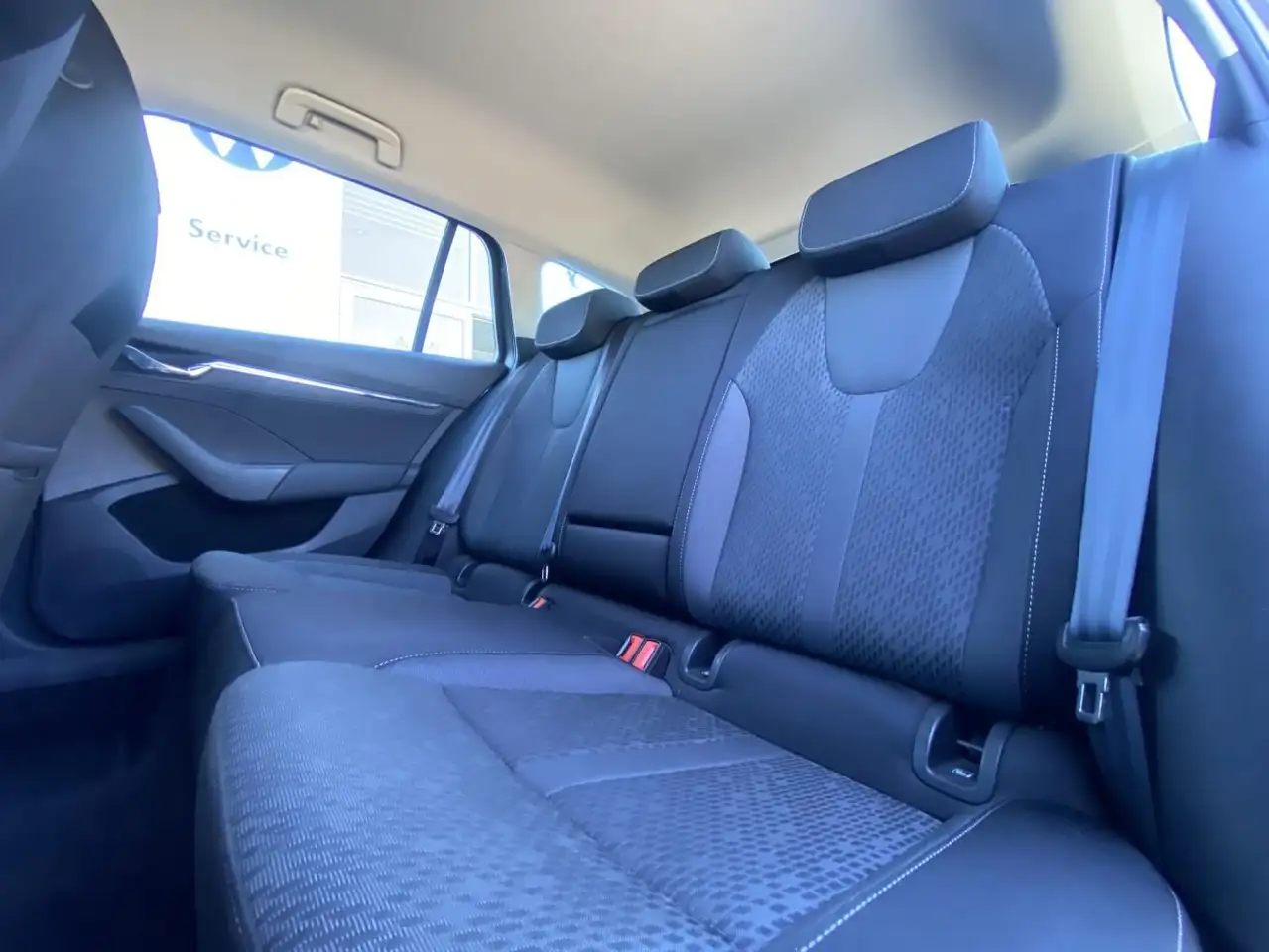 Skoda Octavia COMBI 1.5 eTSI DSG STYLE HEAD-UP+SMART-L — معرض صور السيارة 11