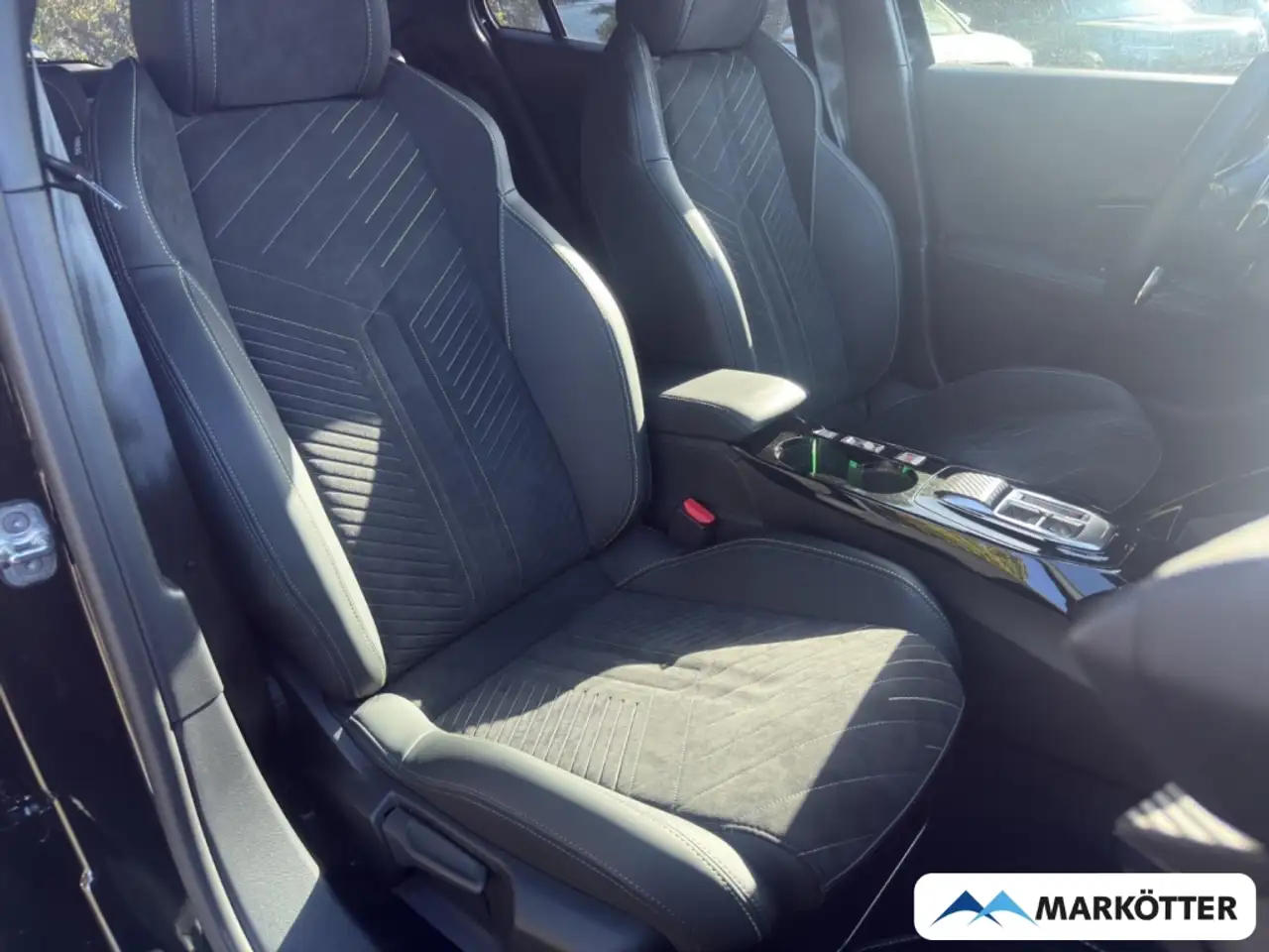 Peugeot 2008 GT ALCANTARA/LED/NAVI/CAM/SHZ/MASSAGE — Vehicle gallery 25