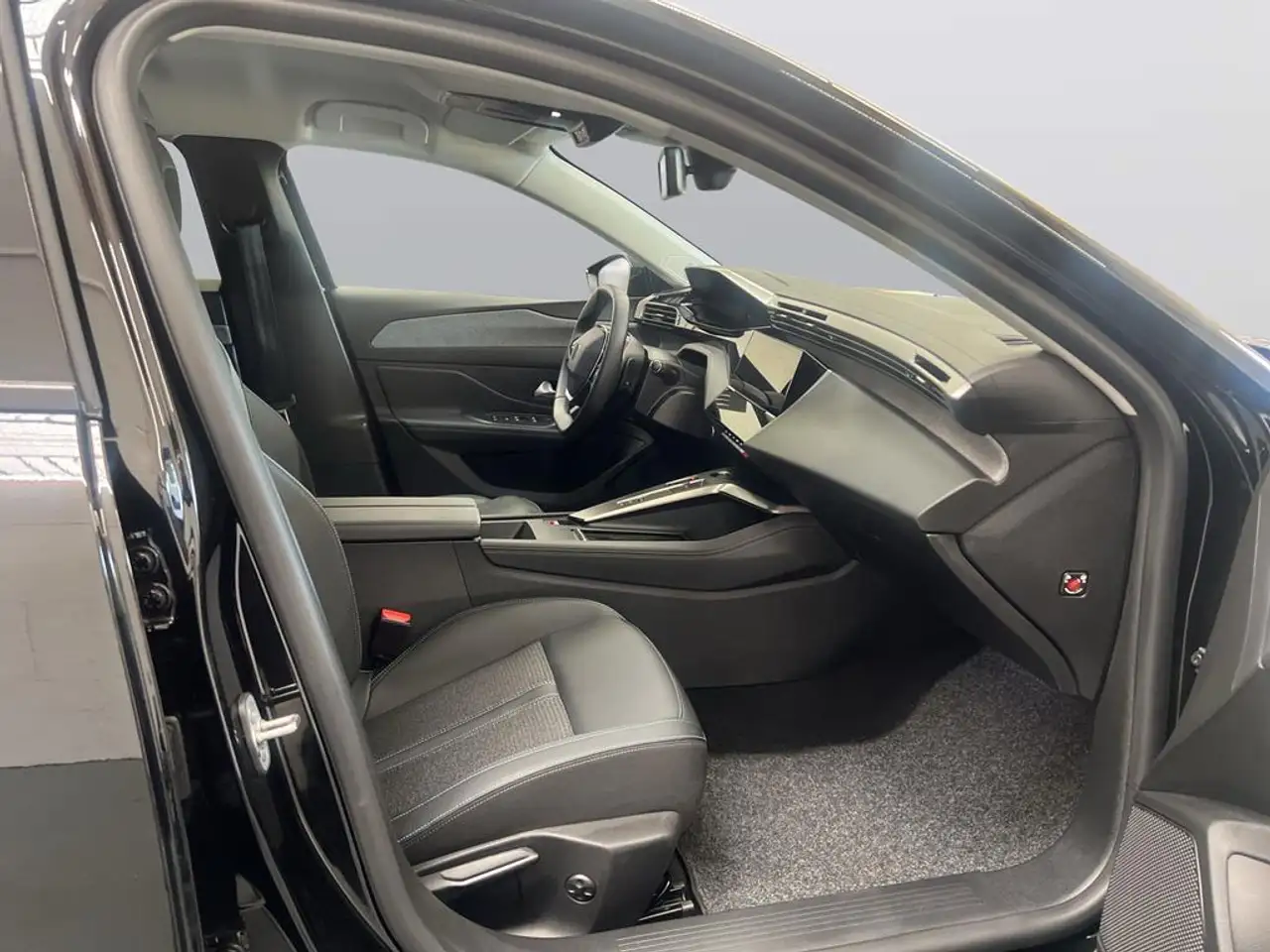 Peugeot 308 Allure PureTech 130 EAT8 — معرض صور السيارة 11