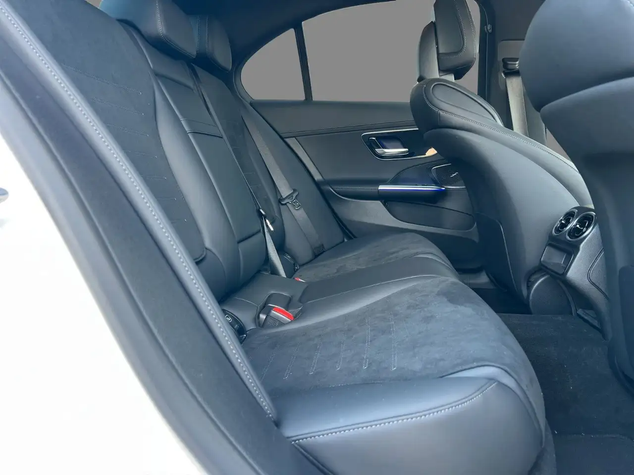 Mercedes-Benz C 200 Limousine AMG Line Night Paket Sportsitze — معرض صور السيارة 14