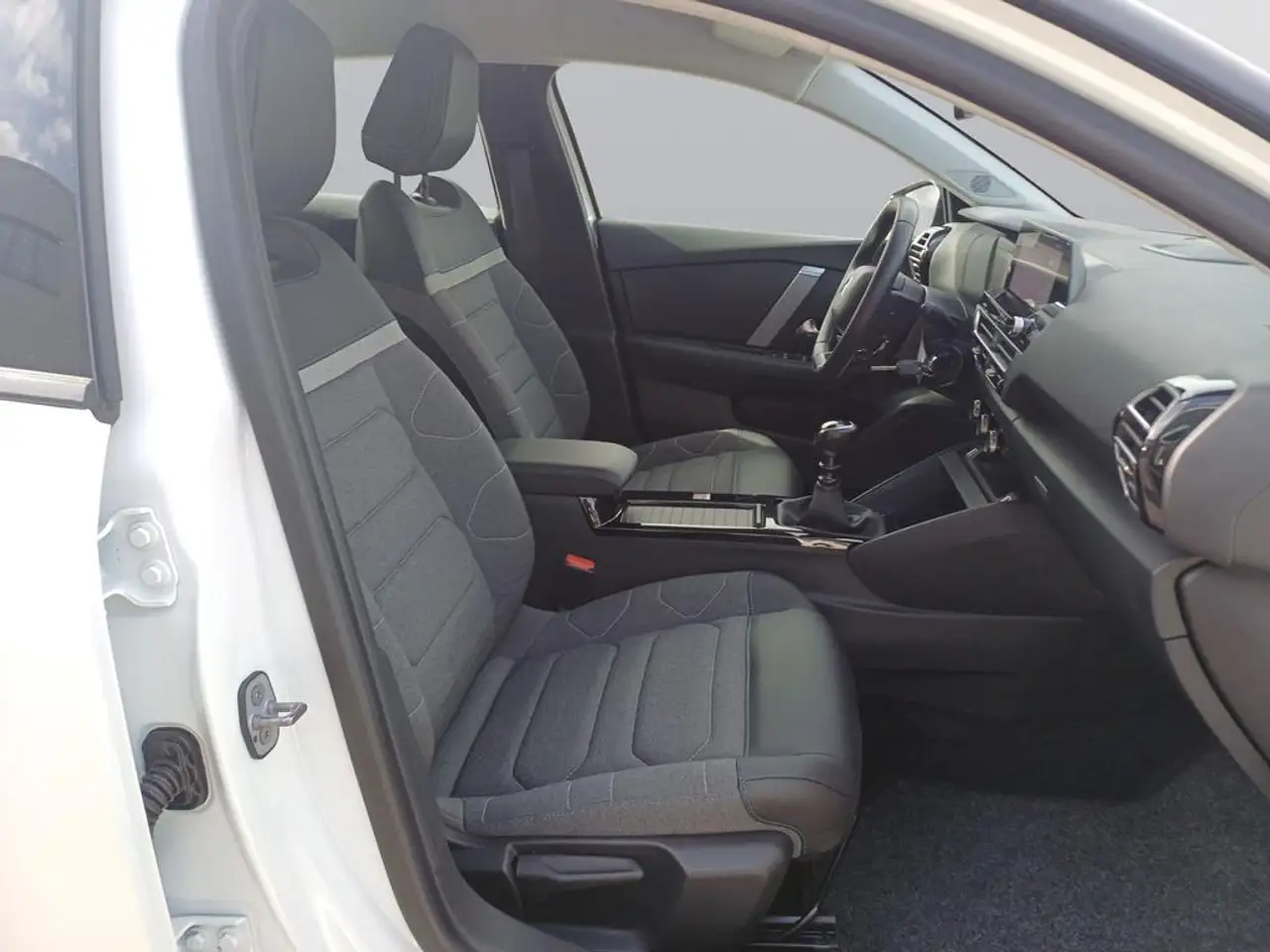 Citroen C4 PureTech 130 S&S Feel Pack — معرض صور السيارة 11