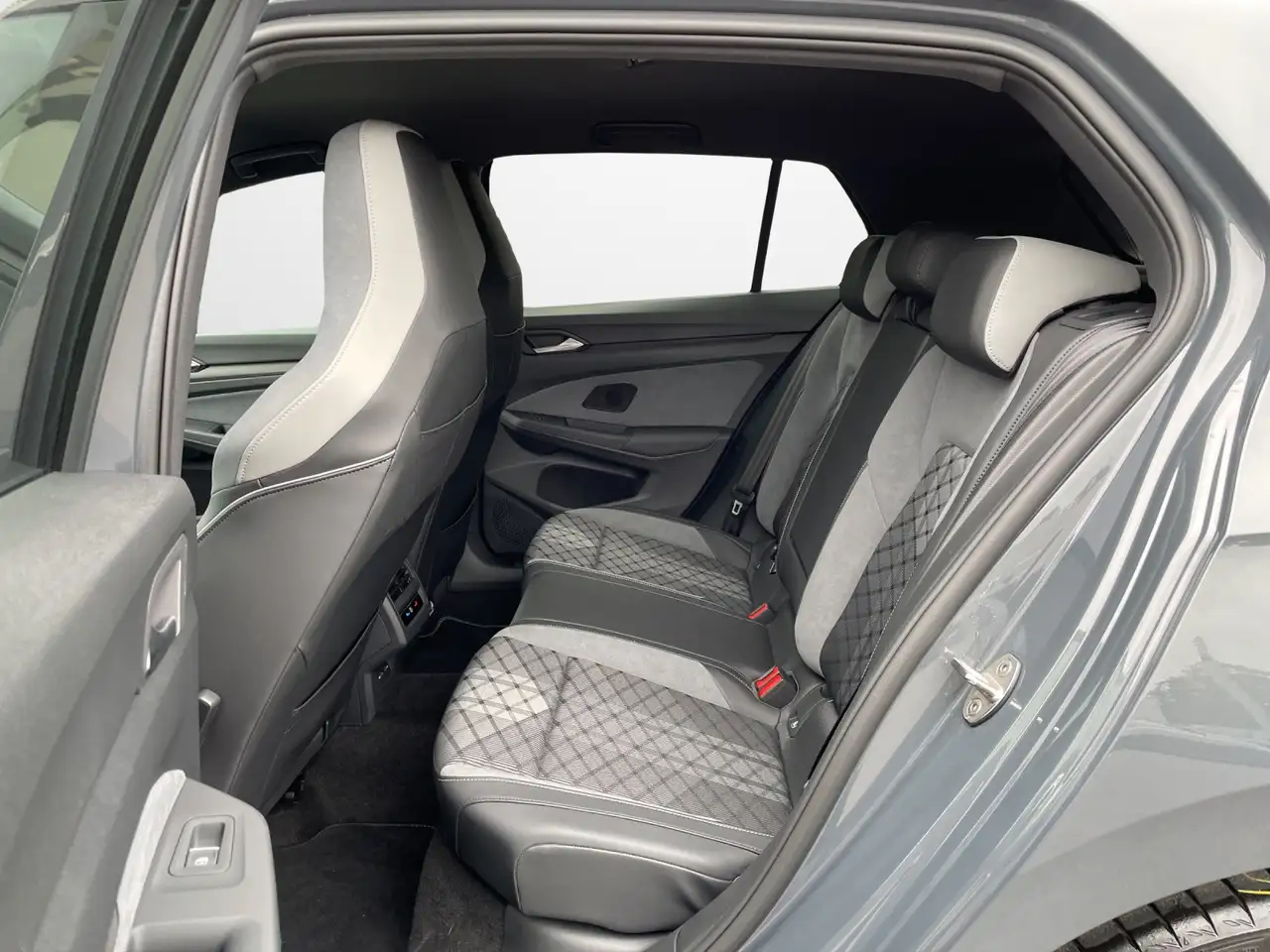 Volkswagen Golf 1.5 eTSI DSG R-Line Black Style — Vehicle gallery 12