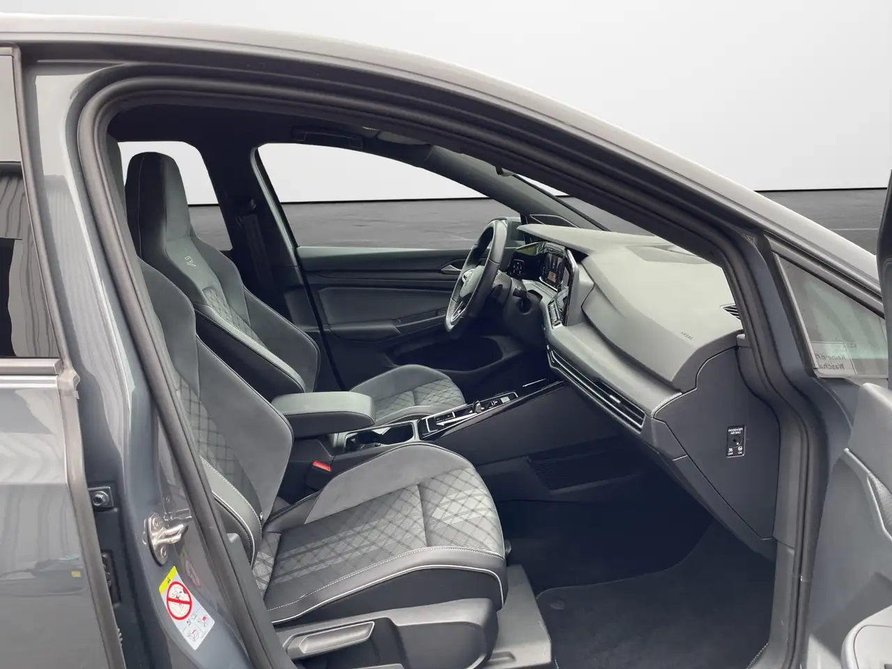 Volkswagen Golf 1.5 eTSI DSG R-Line Black Style — Vehicle gallery 14