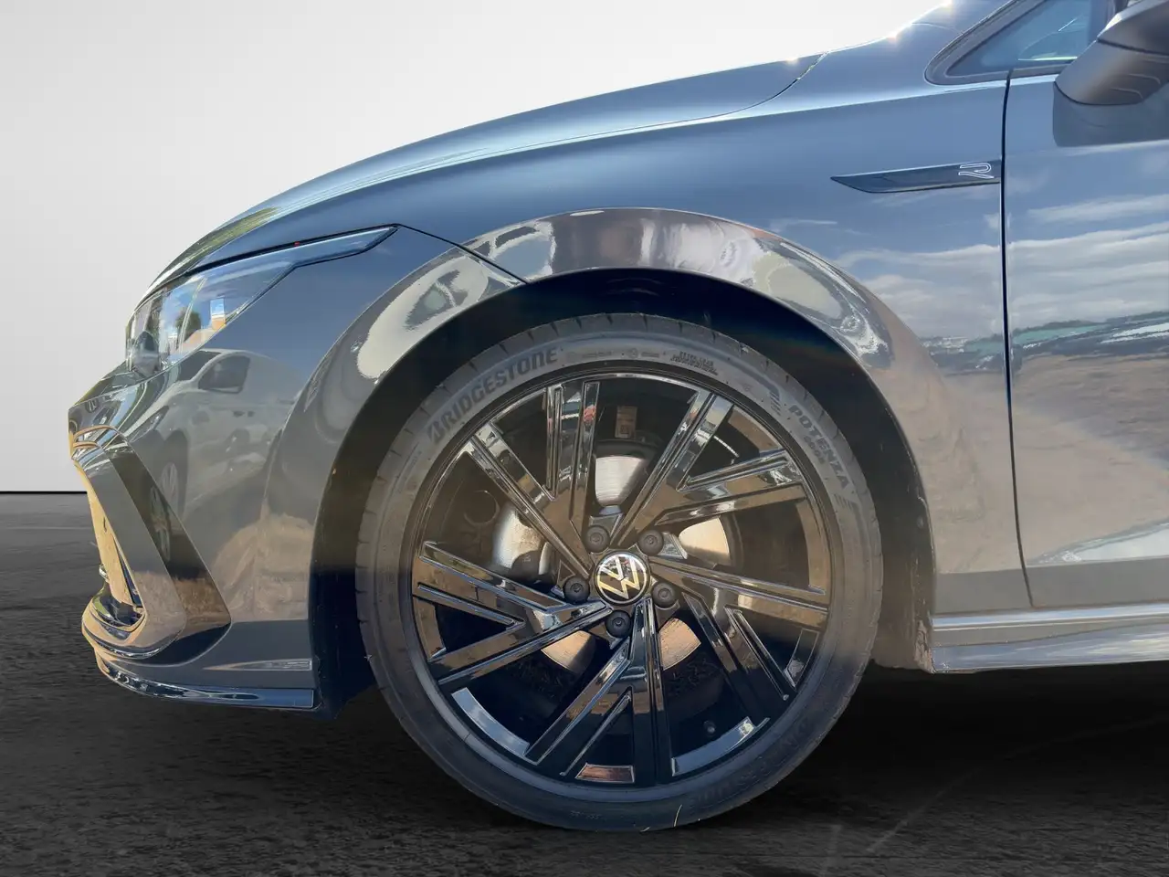 Volkswagen Golf 1.5 eTSI DSG R-Line Black Style — Vehicle gallery 6