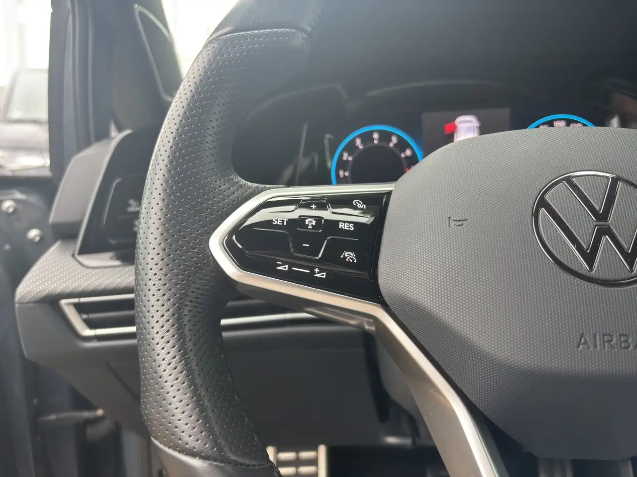Volkswagen Golf 1.5 eTSI DSG R-Line Black Style — Vehicle gallery 15