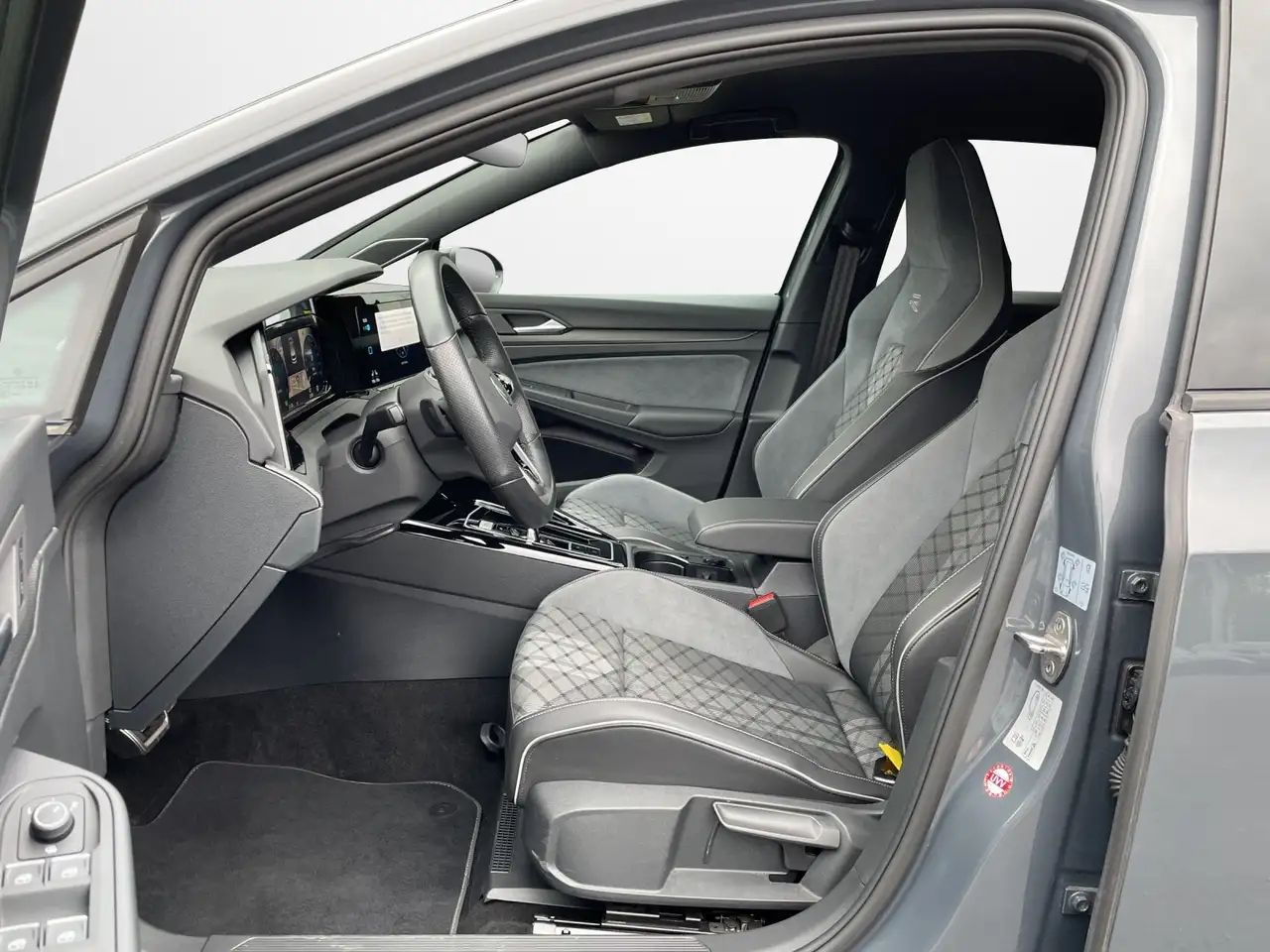 Volkswagen Golf 1.5 eTSI DSG R-Line Black Style — Vehicle gallery 8