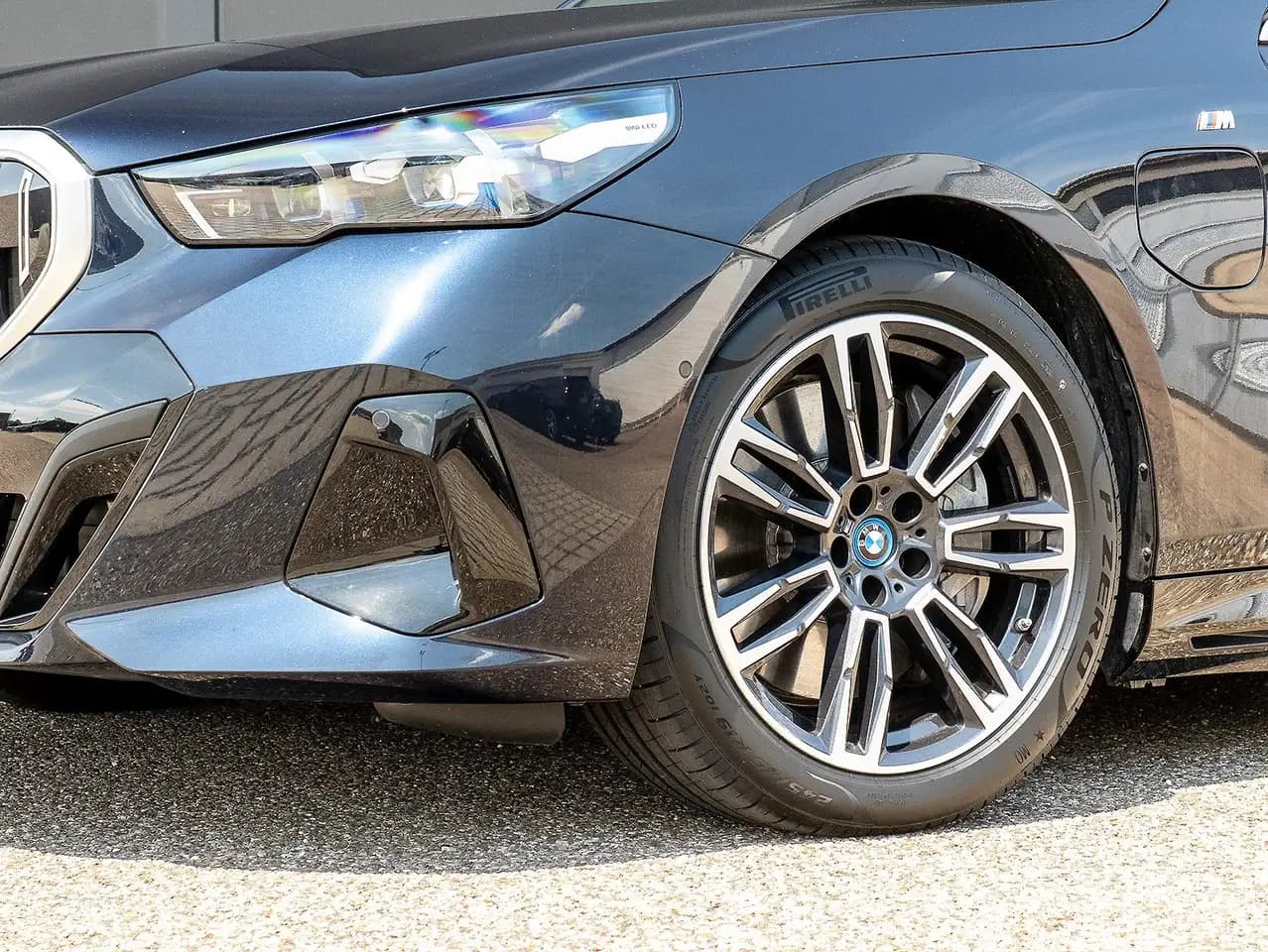 BMW 550 e xDrive Lim. M Sportpaket ACC 360° HiFi Pano DAB — Galería del vehículo 21