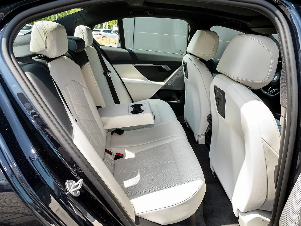 BMW 550 e xDrive Lim. M Sportpaket ACC 360° HiFi Pano DAB — Galería del vehículo 18