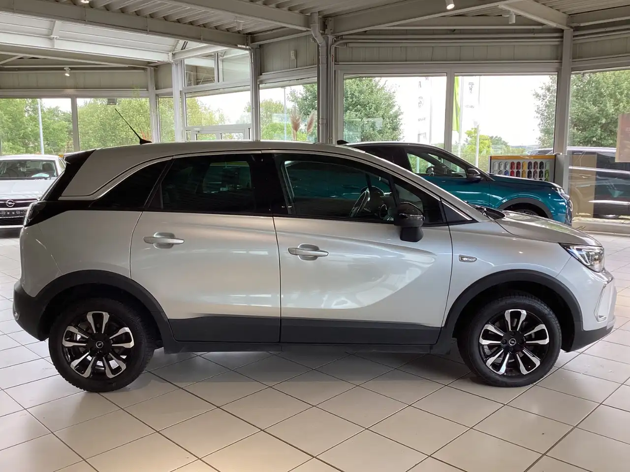 Opel Crossland 1.2 Turbo ELEGANCE PAKET Klima+Navi+PDC — Galería del vehículo 4
