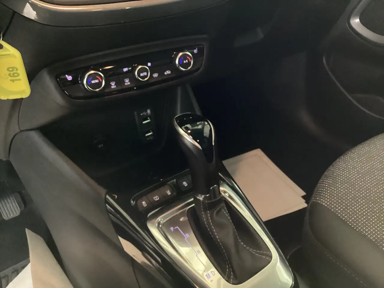 Opel Crossland 1.2 Turbo ELEGANCE PAKET Klima+Navi+PDC — Galería del vehículo 18