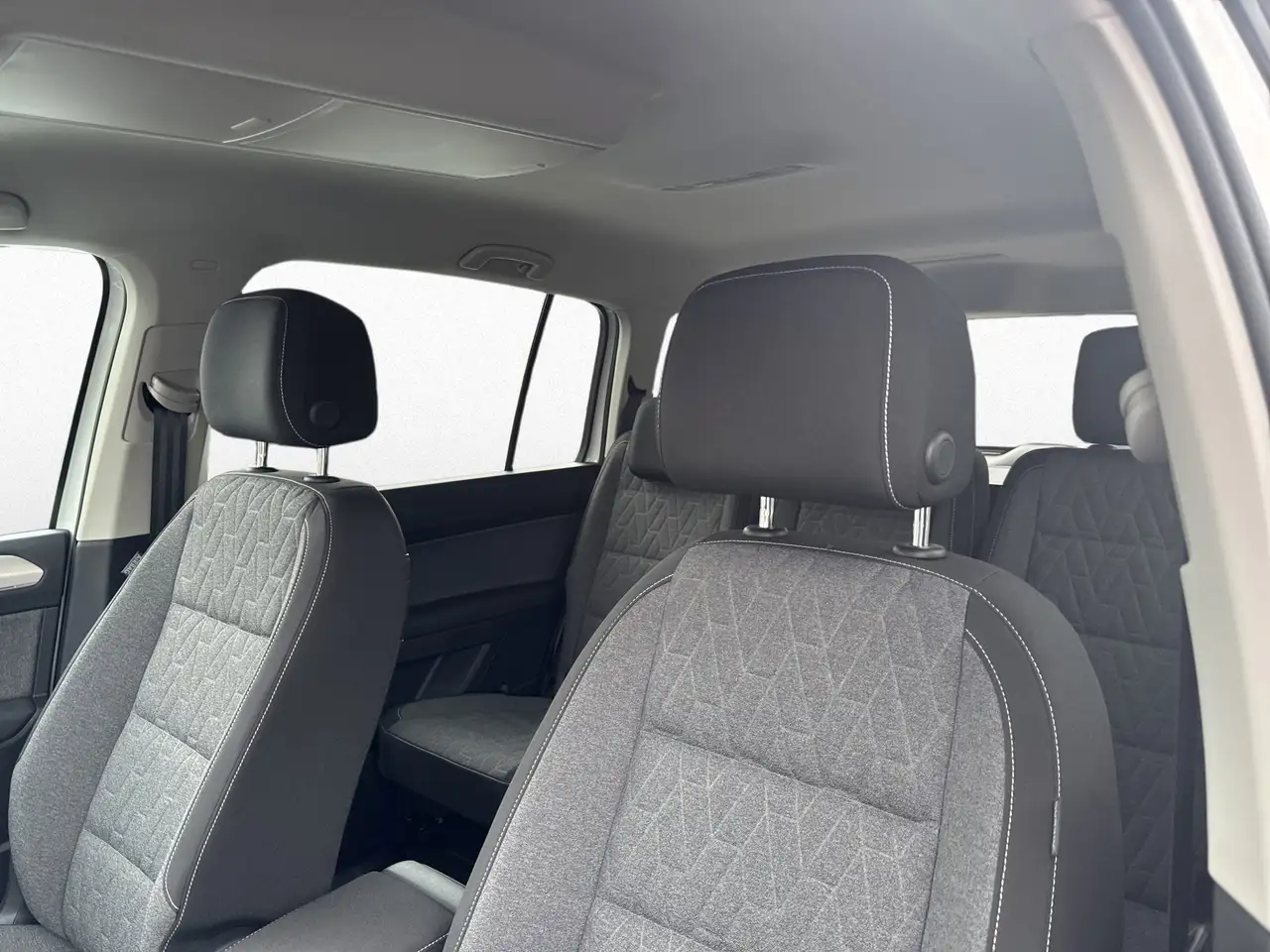 Volkswagen Touran Move R-Line 1.5 TSI 7-DSG NAVI KAMERA — Galería del vehículo 8