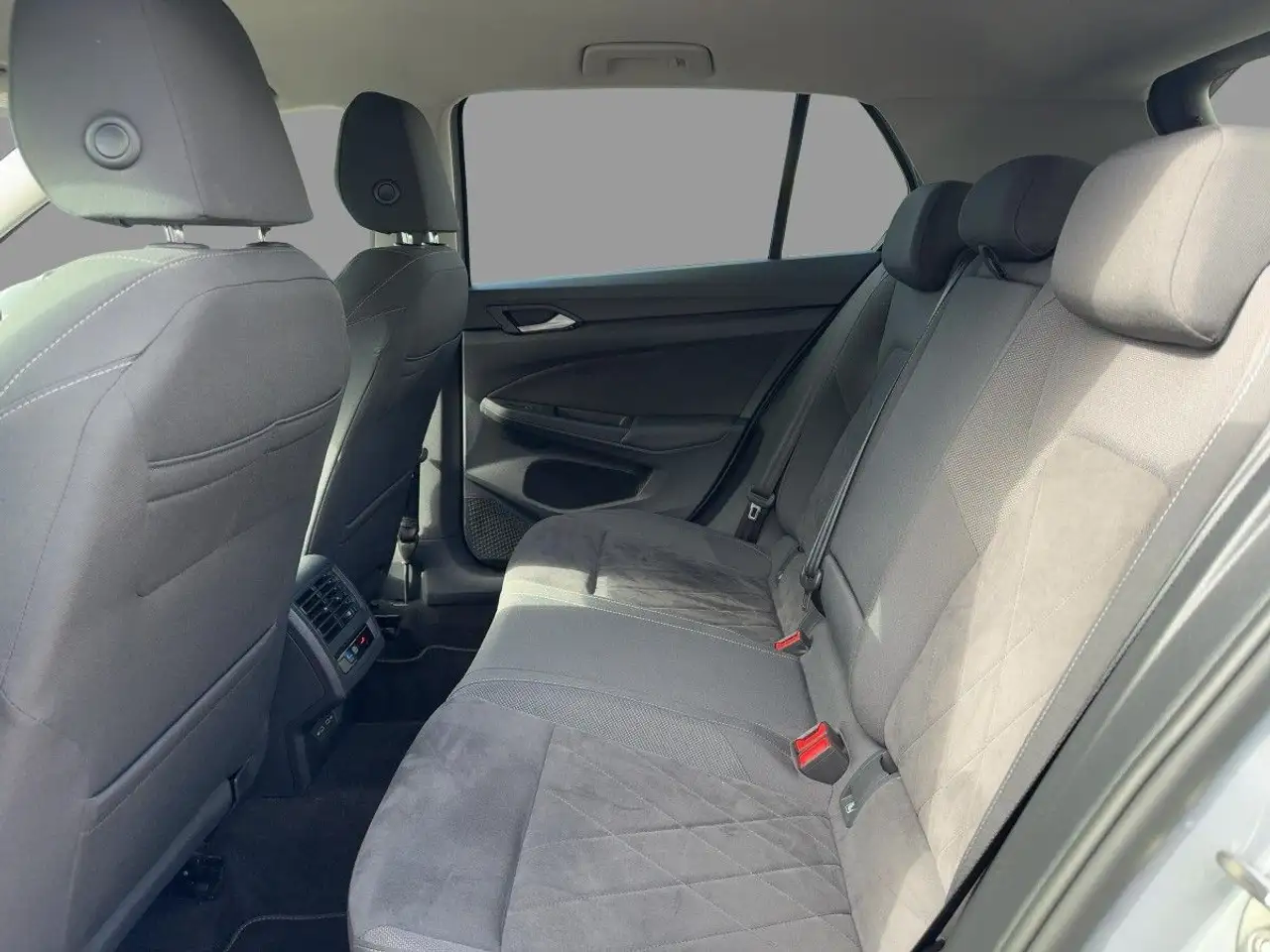 Volkswagen Golf VIII 1.5 TSI Style Navi LED-Plus PDC SHZ — Galería del vehículo 8