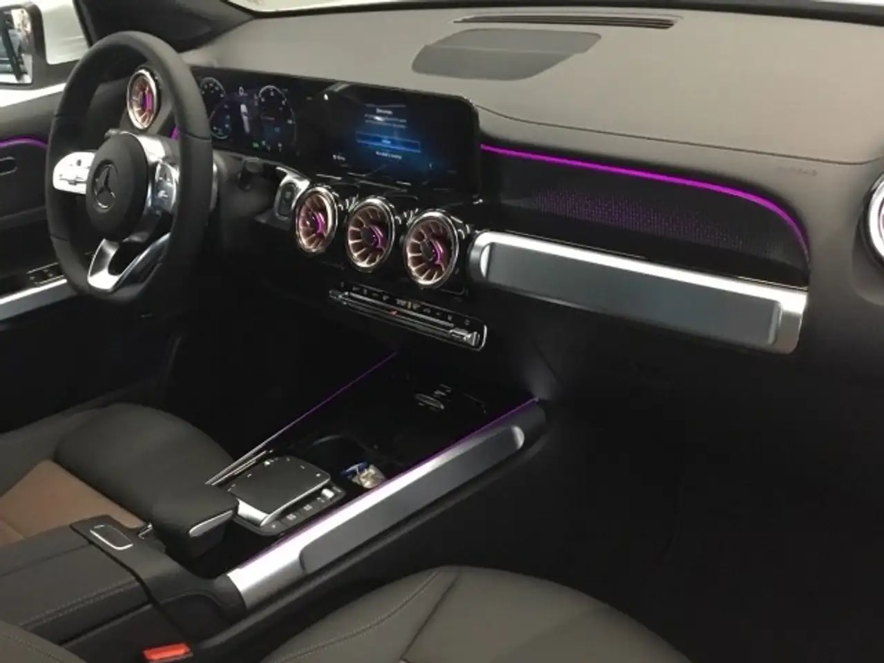 Mercedes-Benz EQB 250 250+ — معرض صور السيارة 10