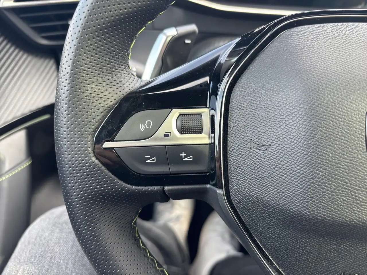 Peugeot 2008 1.2 PureTech 130 GT ACC KeyLess LED Navi — Vehicle gallery 18