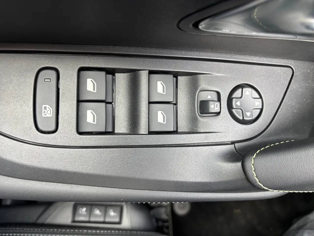 Peugeot 2008 1.2 PureTech 130 GT ACC KeyLess LED Navi — Vehicle gallery 23