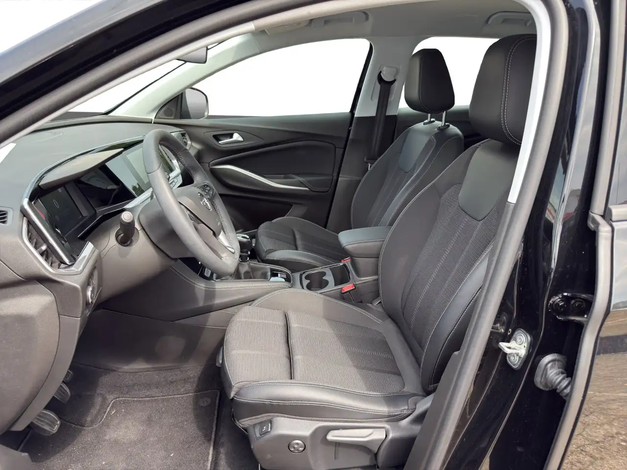 Opel Grandland 1.2 Turbo Enjoy 360+LED+SHZ+2xKlima — Galería del vehículo 10