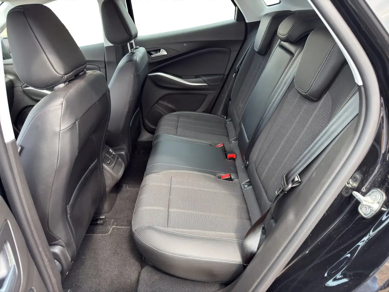 Opel Grandland 1.2 Turbo Enjoy 360+LED+SHZ+2xKlima — Galería del vehículo 11