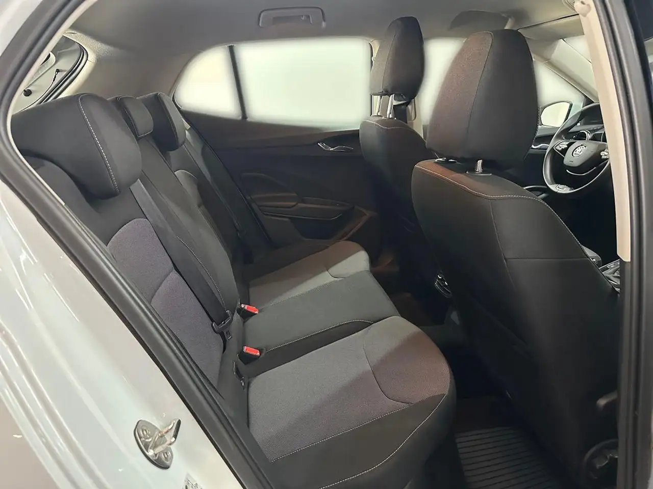 Skoda Fabia Selection 1.0 TSI DSG+LED+SHZ+ACC+CAM+KEYless — Galería del vehículo 9