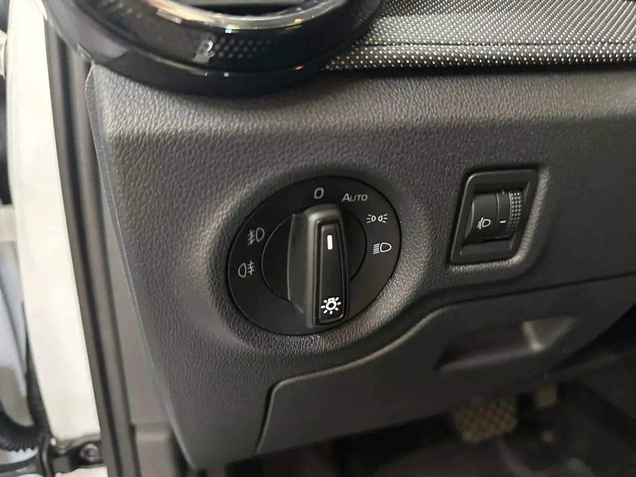 Skoda Fabia Selection 1.0 TSI DSG+LED+SHZ+ACC+CAM+KEYless — Galería del vehículo 18
