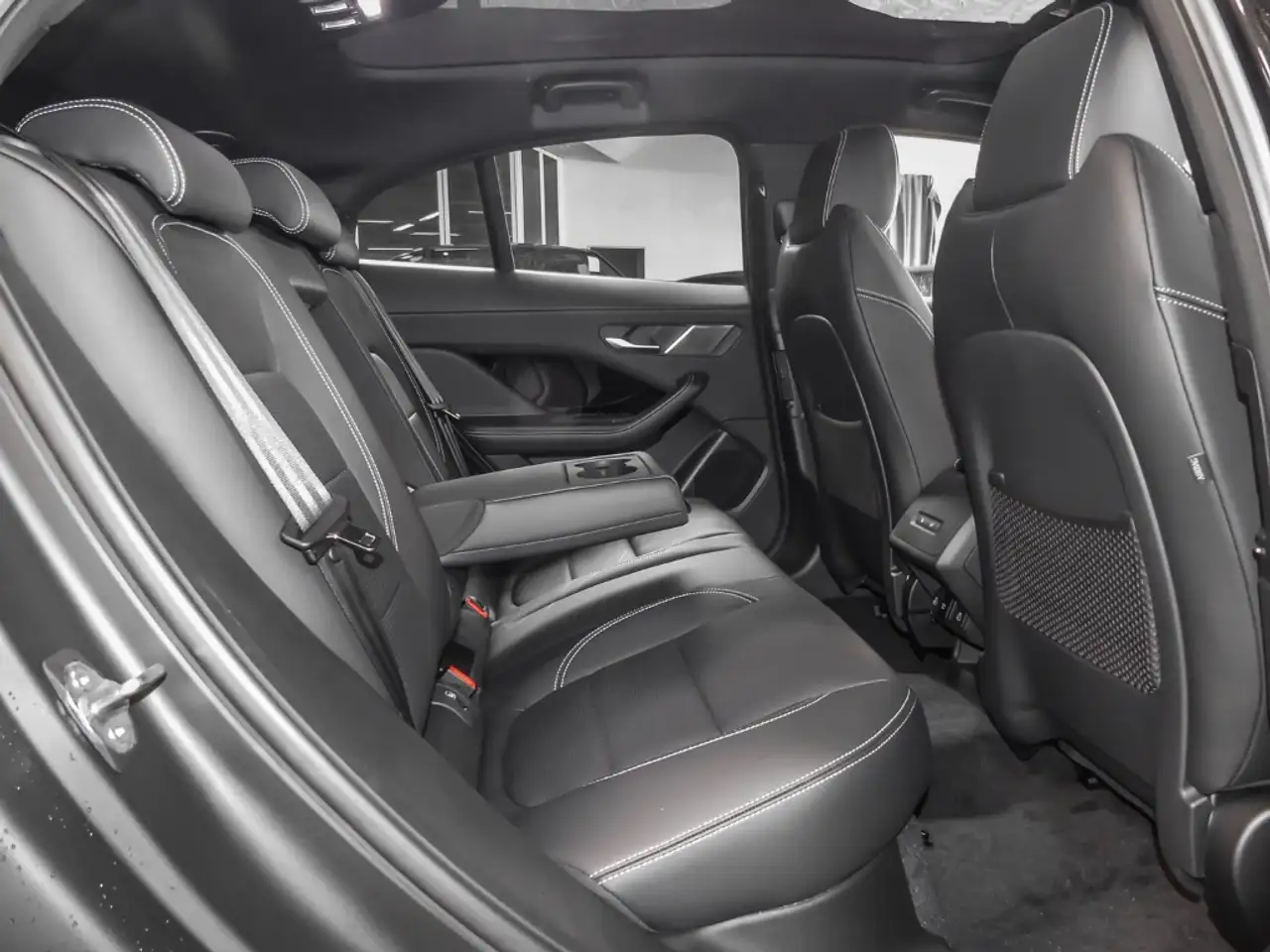 Jaguar I-Pace R-Dynamic SE EV400 Allrad HUD StandHZG Panorama Le — معرض صور السيارة 5