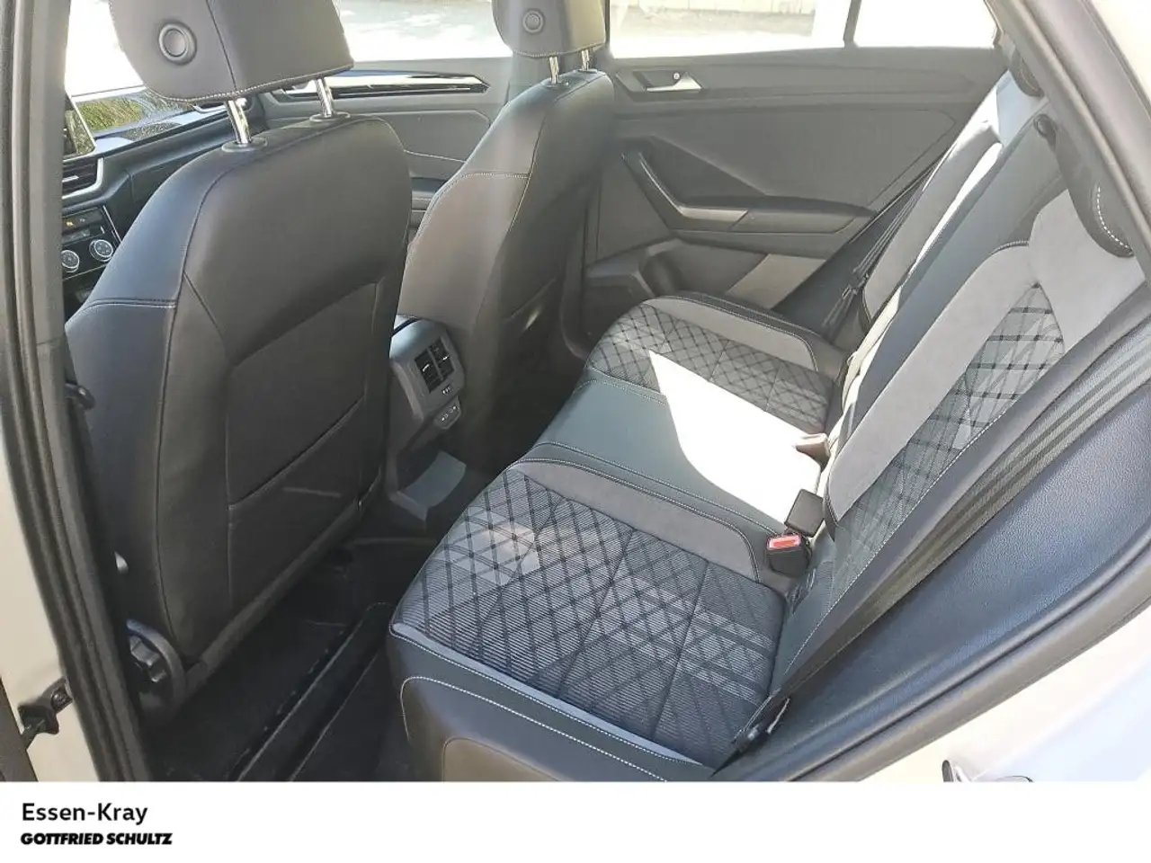 Volkswagen T-Roc R-Line 1.0 TSI LED Sitzheizung Parkpilot — Galería del vehículo 5
