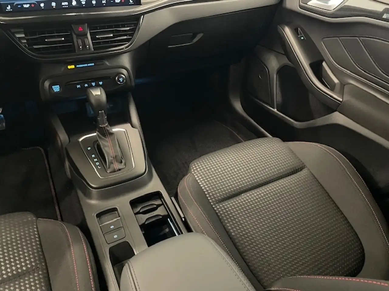 Ford Focus Turnier ST-Line X HUD AHK-abnehmbar Navi — معرض صور السيارة 11