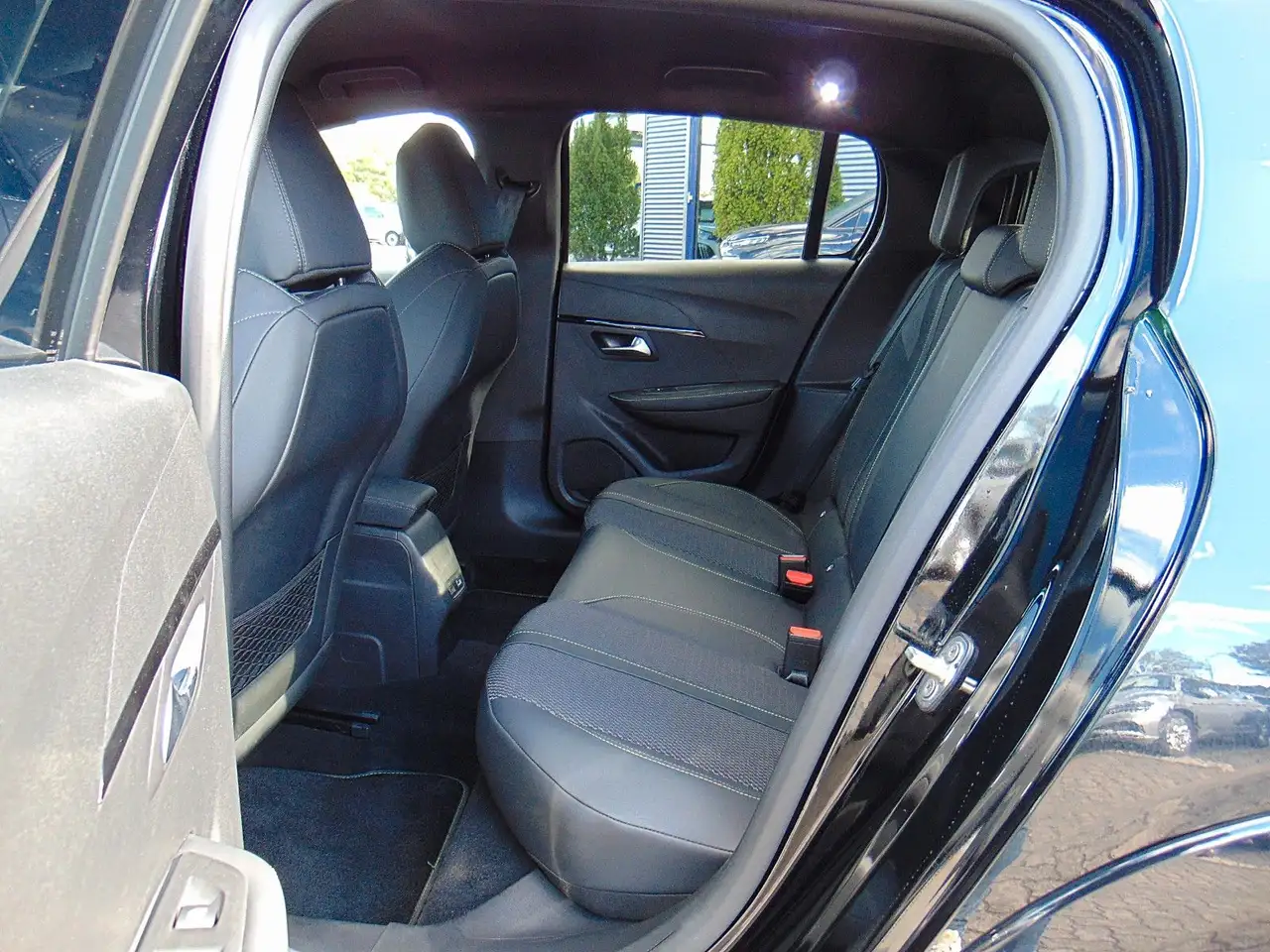 Peugeot 208 Hybrid 145 e-DSC6 GT — Galería del vehículo 8