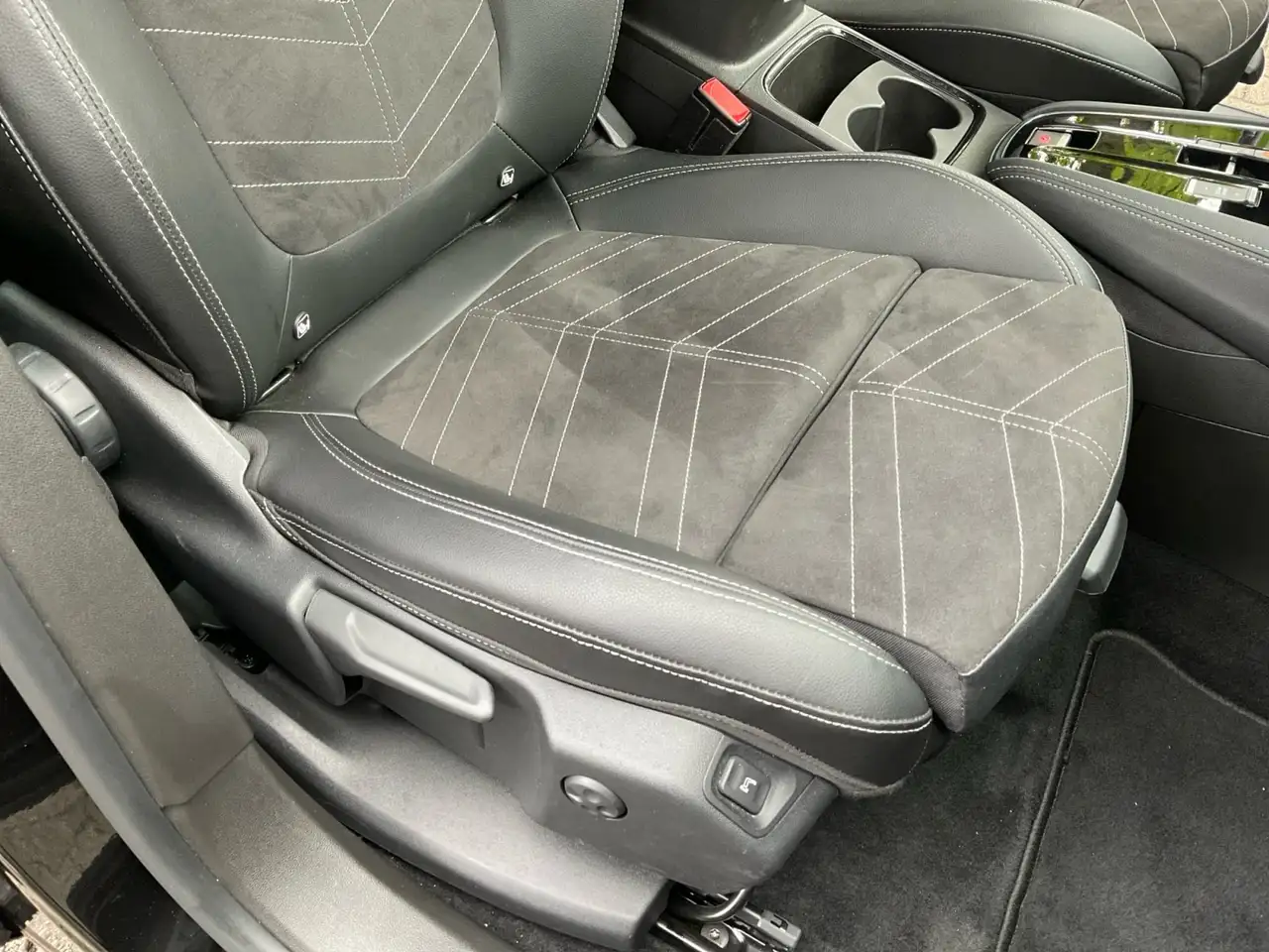 Opel Grandland GS Line Automatik ACC, Winterpaket, Navi, — Vehicle gallery 30