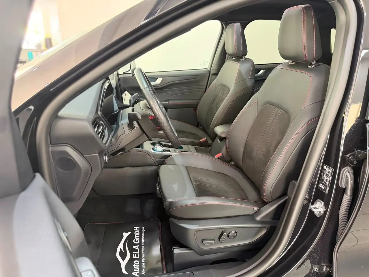 Ford Kuga 2.5 FHEV Hybrid ST-Line X Pano|AHK|1.Hand — Galería del vehículo 20