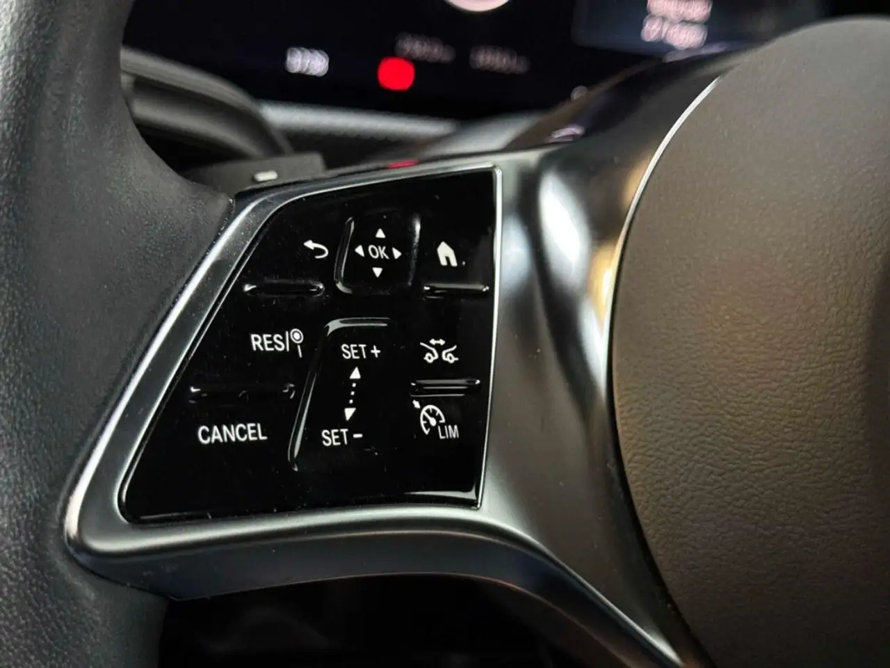 Mercedes-Benz CLA 180 Pano Standhzg ACC Lenkhzg Neuwertig — Galería del vehículo 20