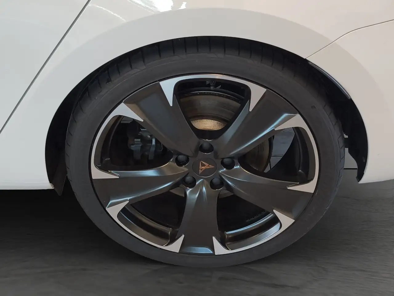 CUPRA Leon SP 2.0 TSI DSG VZ LED+NAVI+19+SHZ+GRA+PDC — معرض صور السيارة 9