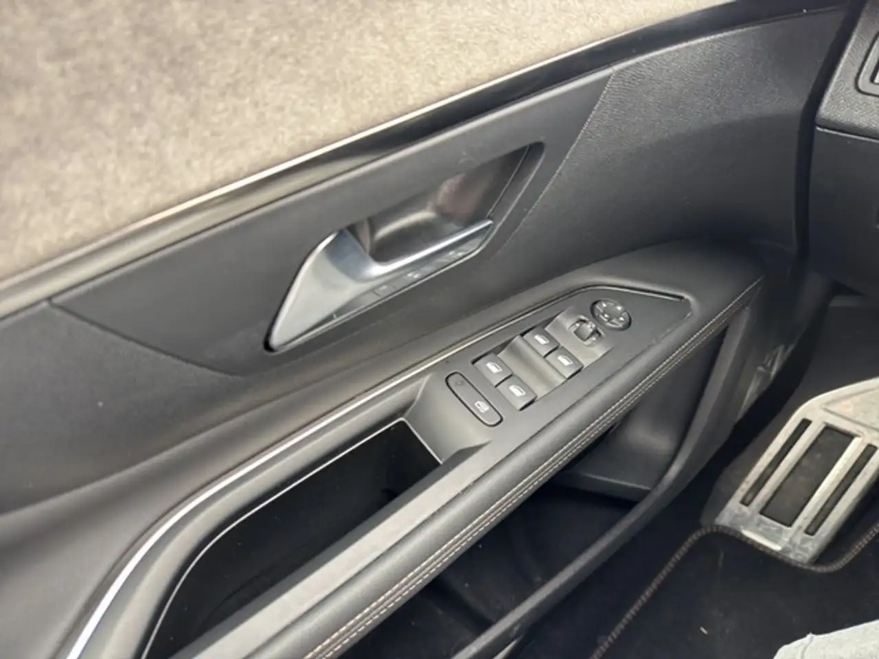 Peugeot 5008 Hybrid 136 GT 7-Sitzer +PANO+LED+SHZ+MEMORY+CAR... — Vehicle gallery 14