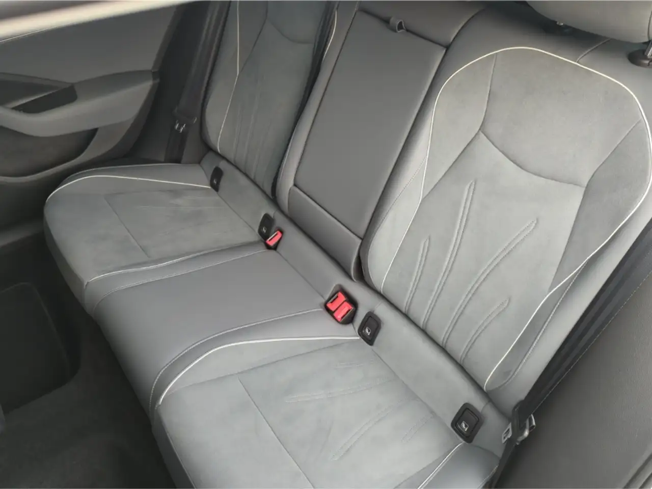 Volkswagen Passat Variant Business 1.5 eTSI DSG,ACC,IQ.DRIVE,RFK,AHK,SHZ — Galería del vehículo 12