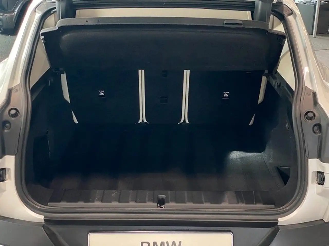 BMW iX2 xDrive30 InnovP Memory Pano H&K ACC AHK 360° — معرض صور السيارة 27